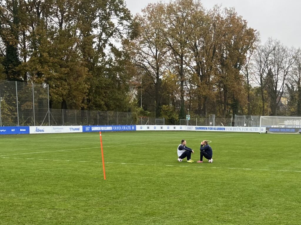 Trybull sidder på en bold og snakker til træning i OB