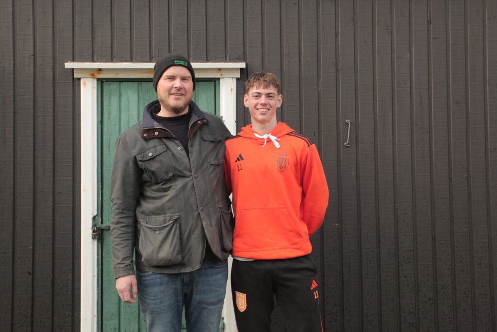 Simon Jørgensen med Skalas ansatte foran en træbygning