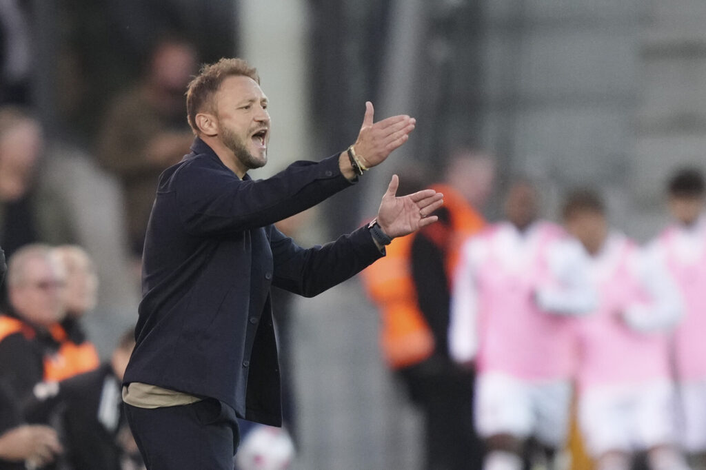 Ivan Prelec på sidelinjen for Vejle.