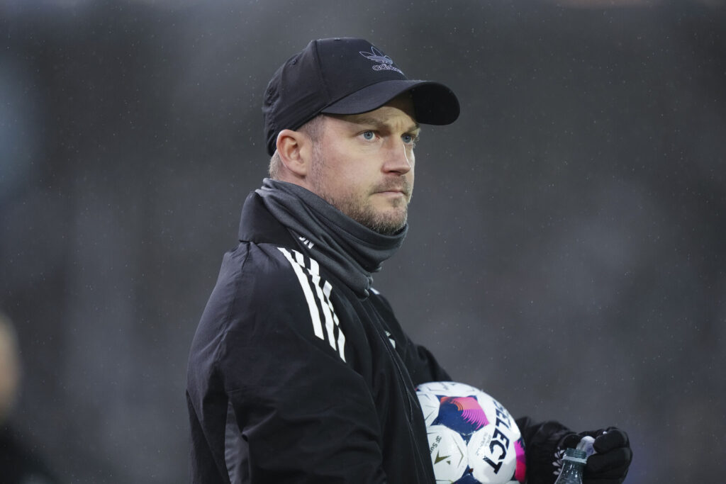 Jacob Neestrup med en bold i hånden.