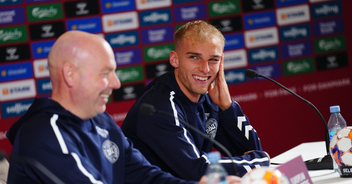 Drillet af holdkammeraterne: Riemer hoppede i sofaen Foto: Ida Marie Odgaard/Ritzau Scanpix