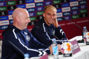 Gustav Isaksen og Brian Riemer på pressemøde for Danmark.