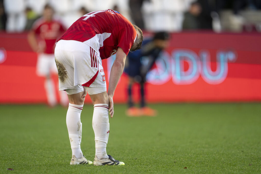 Lasse Nielsen kigger ned i græsset.