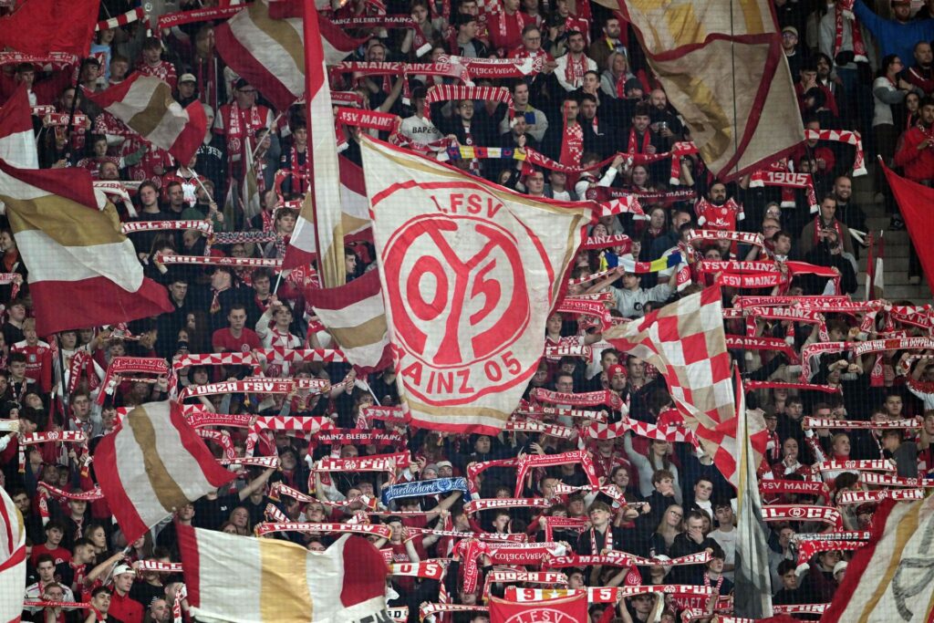 Mainz fans mod Stuttgart.