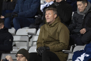 Marc Rieper på lægterne.