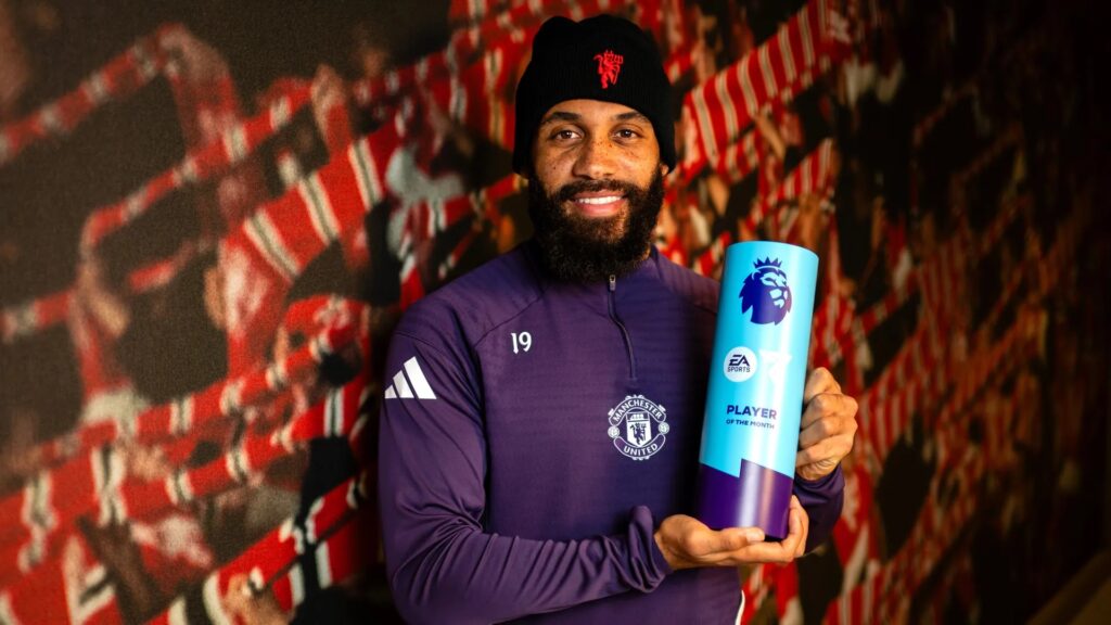 Bryan Mbeumo holder sit trofæ