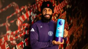 Bryan Mbeumo holder sit trofæ