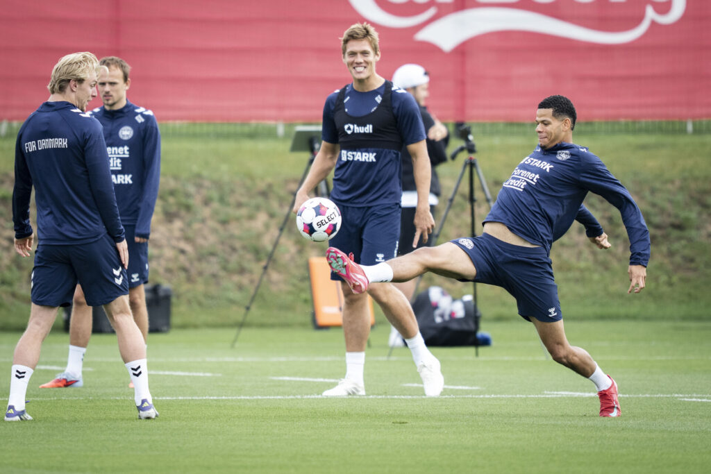 William Osula jonglerer med bolden.