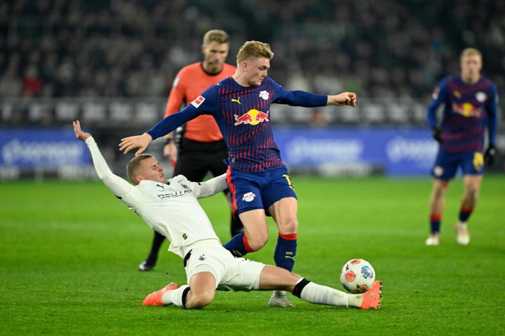 Conrad Harder bliver tacklet mod Mönchengladbach.