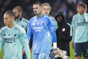 FCK's spillere går skuffede fra banen.