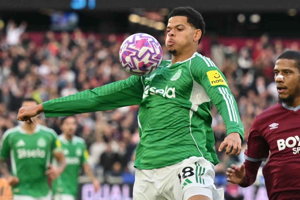 William Osula tager bolden ned med brystet.