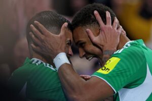 Malick Thiaw og Guimaraes har panderne mod hinanden.