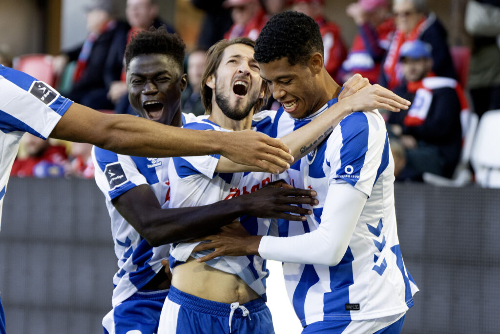 Rasmus Falk fejrer scoring for OB mod Silkeborg.