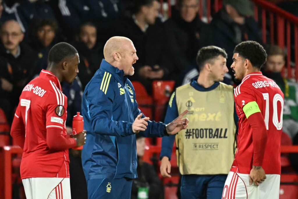 Nottingham Forests Sean Dyche taler med Morgan Gibbs-White