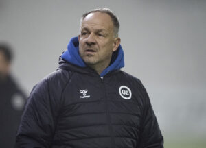 Zorniger kigger til højre