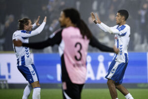 Ganaus giver high five til Arp