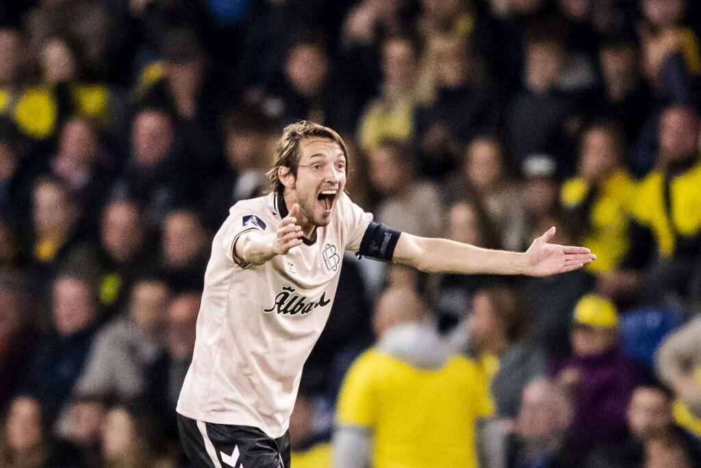 Rasmus Falk slår ud med armene.