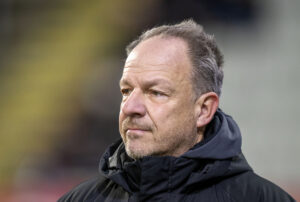 Zorniger kigger ind på banen