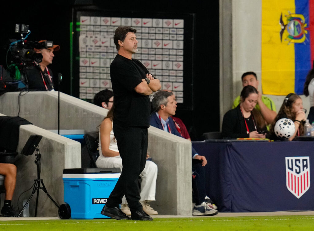 Mauricio Pochettino har armene over kors på sidelinjen.