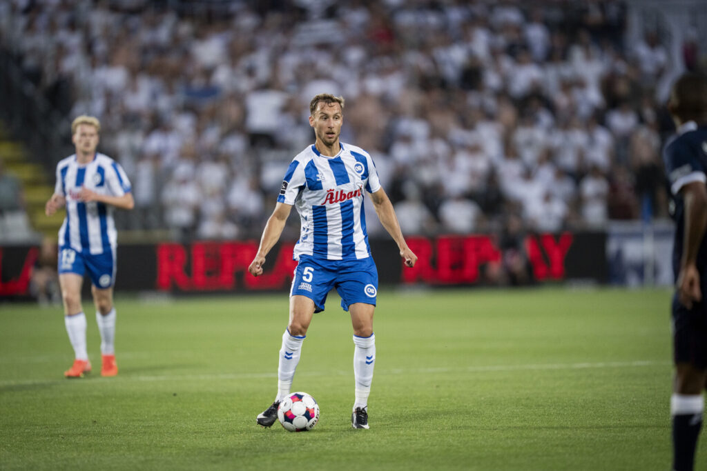 Nicolas Bürgy afleverer til bolden