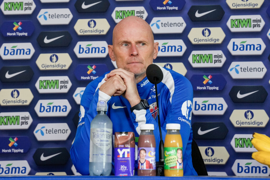 Ståle Solbakken på et pressemøde.