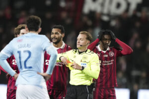 Mikkel Redder giver Philip Billing et rødt kort.,