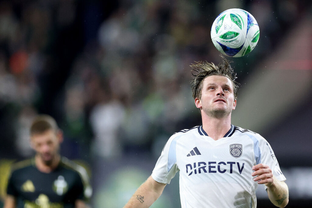 Anders Dreyer kigger op bolden over sit hoved.