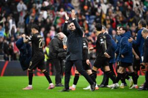 Roberto Martinez klapper ud til fansene