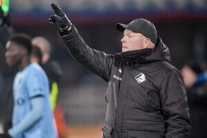 Rasmus Bertelsen løfter armen