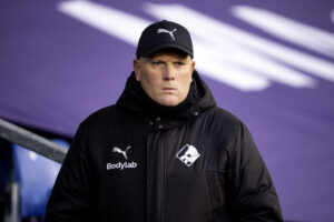 Rasmus Bertelsen på sidelinjen til en Randers-kamp.