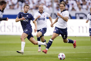 Felix Beijmo jagter bolden for AGF mod Randers FC.