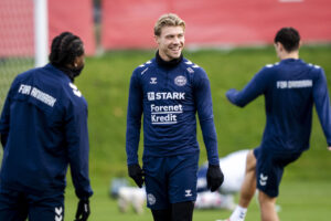 Rasmus Højlund smiler.