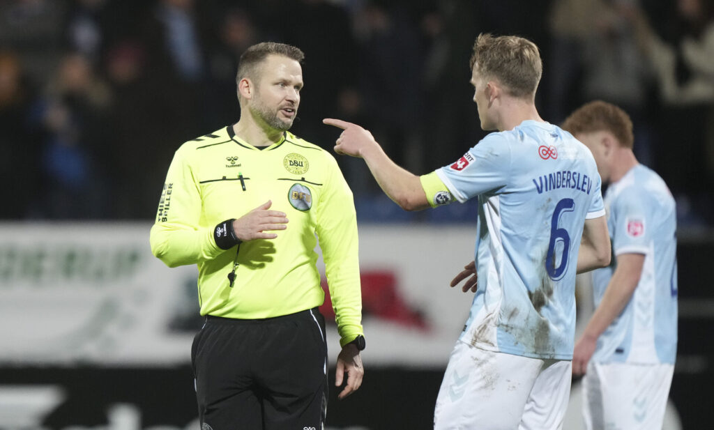 Rasmus Vinderslev taler med dommeren.