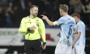 Rasmus Vinderslev taler med dommeren.