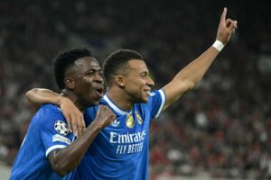 Mbappé jubler sammen md Vinicius Junior.