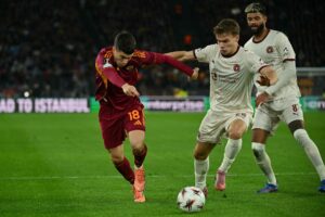 Victor Bak i aktion mod AS Roma.