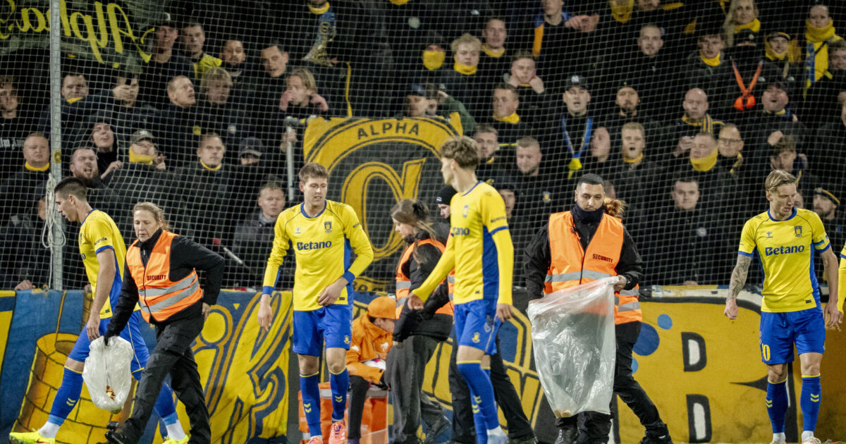 Brøndby kom med tennisbolde, chokolade og pyro: OB lægger sig fladt Foto: Mads Claus Rasmussen/Ritzau Scanpix