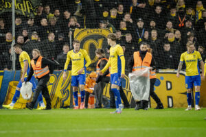 Brøndby IF's fans i protest ude mod OB.