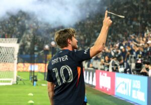 Anders Dreyer jubler ud mod publikum.