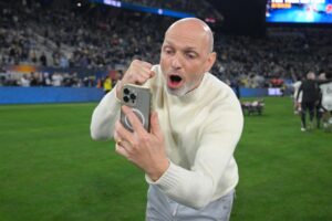 Jesper Sørensen fejrer en sejr.