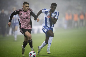 Callum McCowatt driver bolden frem mod OB.