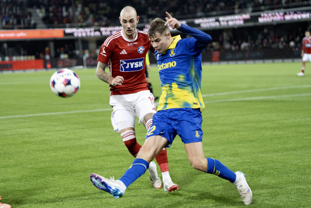 Mathias Jensen i færd med at aflevere under kampen mod Silkeborg IF.