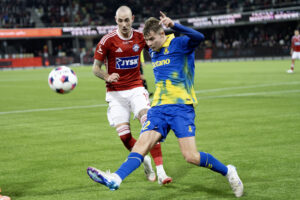 Mathias Jensen i færd med at aflevere under kampen mod Silkeborg IF.