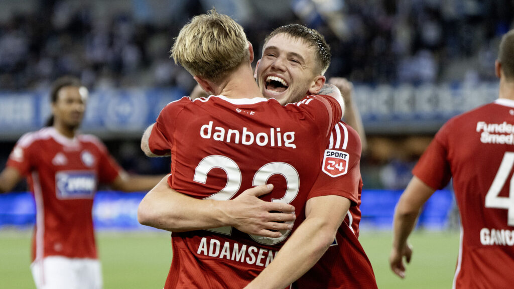 Tonni Adamsen og Callum McCowatt i omfavnelse