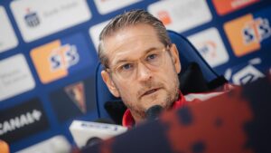 Thomas Thomasberg på pressemøde i Pogon