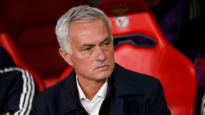 Mourinho sidder på bænken
