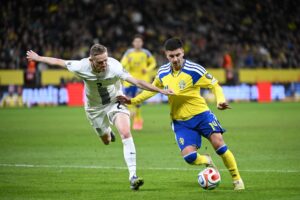 Roony Bardghji i aktion for Sverige mod Slovenien.