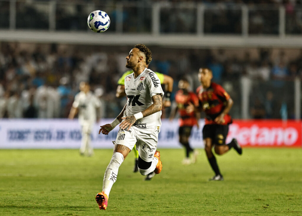 Neymar kigger på bolden i luften