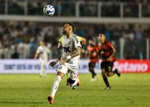 Neymar kigger på bolden i luften