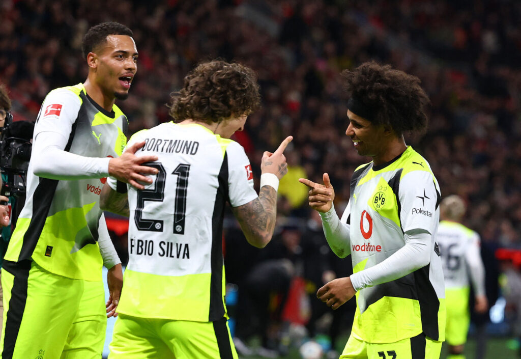 Dortmund-spillere jubler over scoring mod Leverkusen.